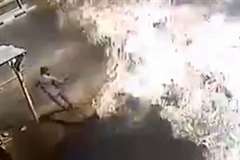 車が給油口にノズルを挿したまま発進しガソリンスタンド大炎上！