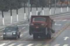 過積載でフロントが浮き上がりウイリー状態になるダンプカー