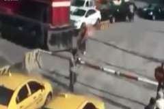 遮断機がない逆車線から踏み切り内に進入した自転車が列車に撥ねられる