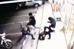 やるなら徹底的に・・・1人の男性を3人がかりで執拗に袋叩きにする