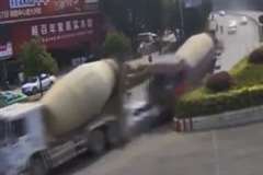 2台のミキサー車の間でBMWが押し潰され乗っていた母娘が即死