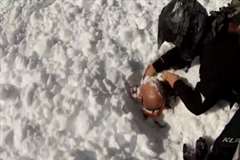 スノーモービルごと雪崩に飲み込まれてしまうも運良く一命を取りとめる男性