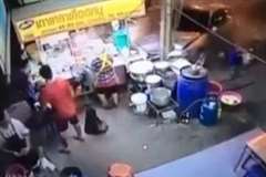 もし柱がなかったら・・・車同士が衝突し道路沿いの屋台へ飛び込む