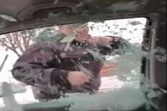 トラブル相手の車の窓をパンチで粉砕する！