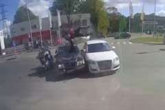 信号無視のバイクが原因で3台の車が衝突する