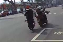 パトカーの接近に気付いて停車したスクーターに後続のスクーターが追突！