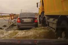 ダンプカーの重量で橋が沈み水が押し寄せてくる恐怖