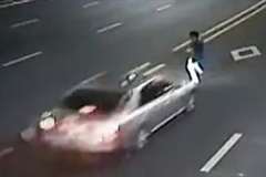 携帯電話で話をしながら道路を横断していた男性が車に撥ねられ即死