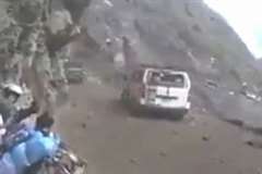 崖沿いの道を走行していたバイクが落石事故に遭遇