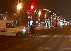 横断歩道を渡ろうとしていた女性が衝突事故の巻き添えに・・・