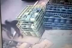 狙った？・・・道路端を歩いていた歩行者に車が突っ込む