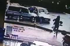 病院の駐車場でドライバーが心臓発作を起こし暴走する車