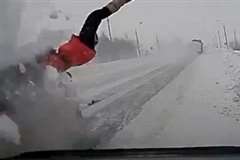 自損事故を起こし車外に出ていたドライバーが後続車に撥ね飛ばされる