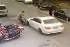 狭い場所で対向する車とスクーターが互いに道を譲らなかった結果