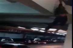 ショッピングモールの階段で飛び降り自殺をする女性