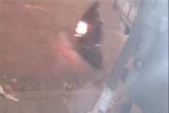 停車中のトラックに追突するバイク