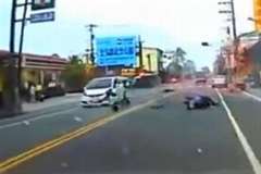 無謀運転すぎるスクーターが対向車と正面衝突！