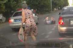 道路を横断していた女性がパトカーに撥ねられる