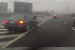 合流車を急ハンドルで回避した車がスリップして半回転し後続車と正面衝突