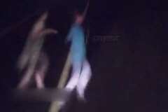 バスに撥ねられた女性が路上を激しく転げる