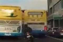 停車中のバスに追突しそうになりスライディングで難を逃れたスクーター