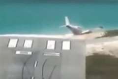 飛行機が滑走路をオーバーランし海に飛び込みかける