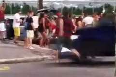 楽しいはずが一変・・・路上で盛り上がっている集団の目の前で男性が車に撥ねられる