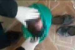 キッチンシンク下の扉からビニール袋に入れられた子供の頭部が発見される