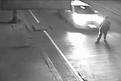 危機感ゼロ・・・道路をのんびりと歩いて横断していた男性が車に撥ねられる