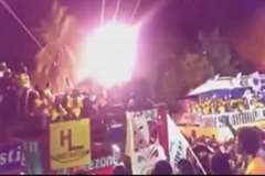 カーニバルで山車に乗った男性の頭部が高圧電線に触れ大惨事に・・・