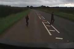 走行中のトラックの前に急に飛び出し撥ねられる若者