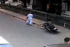 道路端を歩いていた歩行者が後方から来たバイクに撥ねられる