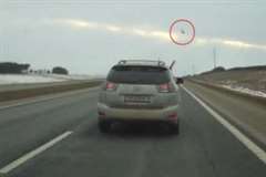 目の前に割り込んできた車が窓から何か投げてきた！