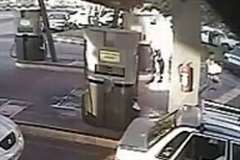 ガソリンスタンドで突然火だるまになる男性