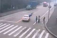 自殺？道路に急に飛び出し車に撥ねられる若者