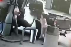 車の給油口にライターの火を近付けた瞬間！・・・近くにいた女性が火だるまに