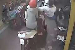 まさかこんな所で・・・歩道上でスクーターに撥ねられた男性