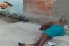 至近距離から20発の銃弾を浴びせられ射殺される若者