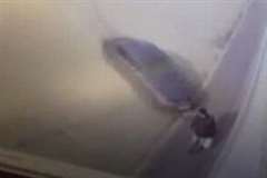 サイドターン失敗？暴走車が歩道を歩いていた男性を撥ねる