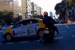 交差点内でタクシーと接触し暴走するスクーター