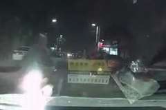 夜の街でバイクと車が正面衝突！