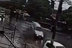 マンホールの上に乗った瞬間弾き飛ぶ車