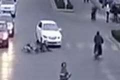 警官の目の前で轢き逃げする車