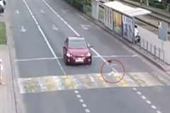 横断歩道を走って横断しようとした少年が車に撥ね飛ばされる