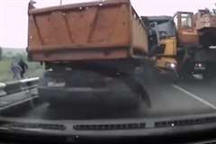 暴走トラックが真正面から突っ込んでくる恐怖映像