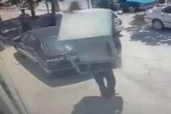 なんという運の悪さ・・・落下してきた巨大な箱に押し潰された男性