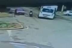 トラックの右折に巻き込まれたバイク