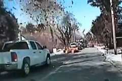 ガス爆発を起こした住宅が粉々に吹き飛ぶ映像