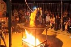 宗教的な儀式・・・？自ら釜茹でにされる僧侶