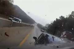 高速道路で停車していた車に激しく追突する